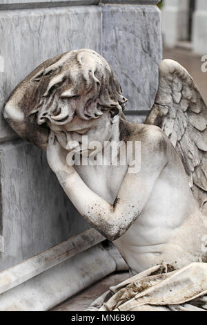 Statua di un ragazzo di pelo di angelo a La Recoleta Cemetery Buenos Aires, Argentina. Foto Stock