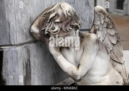 Statua di un ragazzo di pelo di angelo a La Recoleta Cemetery Buenos Aires, Argentina. Foto Stock