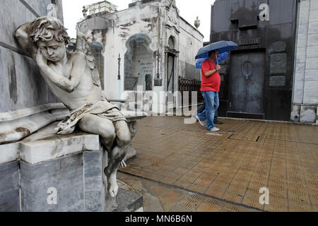 Statua di un ragazzo di pelo di angelo a La Recoleta Cemetery Buenos Aires, Argentina. Foto Stock