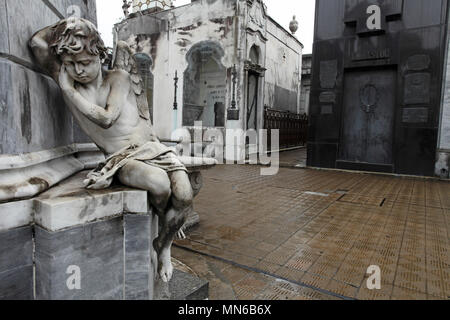 Statua di un ragazzo di pelo di angelo a La Recoleta Cemetery Buenos Aires, Argentina. Foto Stock