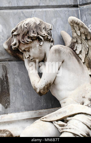 Statua di un ragazzo di pelo di angelo a La Recoleta Cemetery Buenos Aires, Argentina. Foto Stock