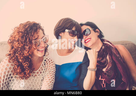 Tre donne popolazione caucasica griup avente il divertimento a casa con la pazzia e la felicità insieme. concetto di amicizia tra le ragazze giovani e belle. luminose v Foto Stock