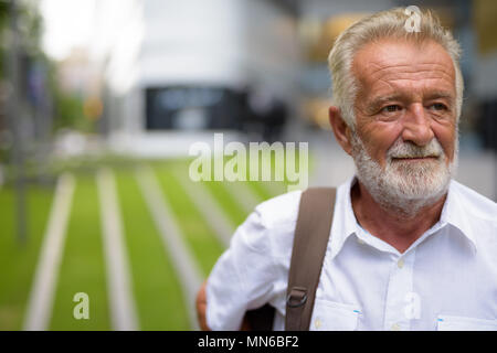 Bello senior uomo turistiche per visitare la città di Bangkok, Thail Foto Stock