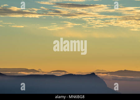 Nuvole basse sospesi sopra le Highlands della Tasmania. Foto Stock