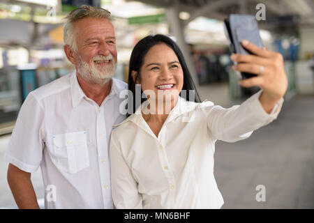 Coppia multi-etnico coppia felice e in amore mentre esplorate la Foto Stock