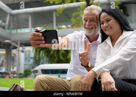 Coppia multi-etnico coppia felice e in amore mentre esplorate la Foto Stock