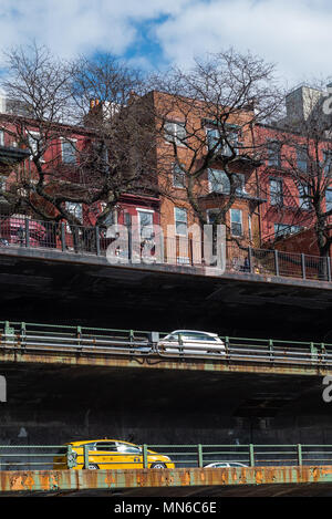 New York, Stati Uniti d'America - 29 Aprile 2018: Vista di Brooklyn Queens Expressway e le case colorate di Brooklyn Foto Stock