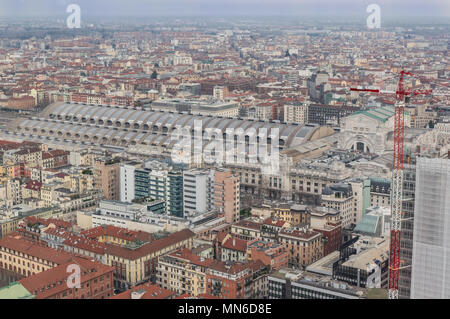 Vista panoramica della stazione centrale dalla terrazza di un grattacielo, Milano Italia Foto Stock