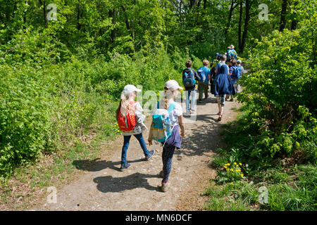 Vienna, Austria - Aprile 2018: Scuola classe su una gita nella foresta di Vienna Woods. I bambini godono la vita all'aperto su una soleggiata giornata di primavera. Foto Stock