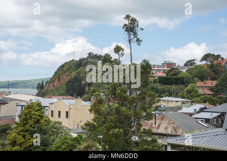 Dunedin, Otago, Nuova Zealand-December 11,2016: vista in elevazione su Port Chalmers alloggiamento e paesaggio in Dunedin, Nuova Zelanda Foto Stock