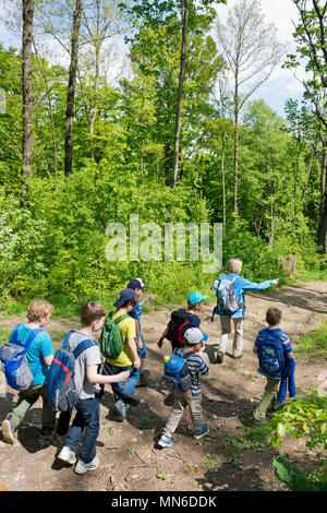 Vienna, Austria - Aprile 2018: Scuola classe su una gita nella foresta di Vienna Woods. I bambini godono la vita all'aperto su una soleggiata giornata di primavera. Foto Stock