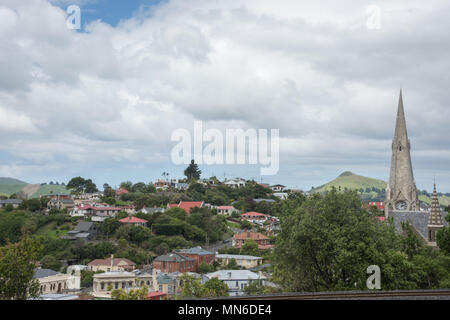 Dunedin, Otago, Nuova Zealand-December 11,2016: angolo alto vista panoramica su Port Chalmers townscape e le colline di Dunedin, Nuova Zelanda Foto Stock