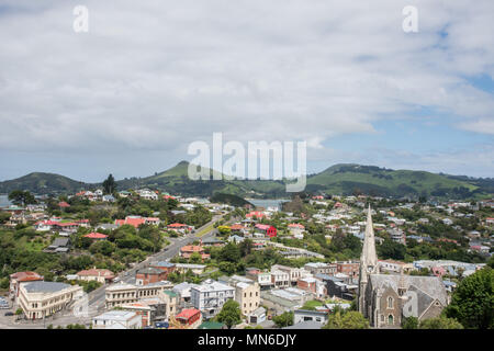 Dunedin, Otago, Nuova Zealand-December 11,2016: angolo alto vista panoramica su Port Chalmers townscape e le colline di Dunedin, Nuova Zelanda Foto Stock