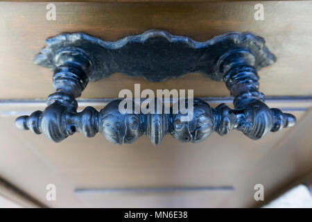 Antiquariato acciaio intagliato maniglia sulla porta di legno Foto Stock