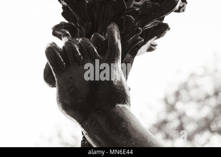 Dettaglio sulla statua di metallo nero . Dettaglio delle mani Foto Stock