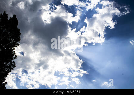 Raggi di sole che esce di nuvole blu cielo Foto Stock