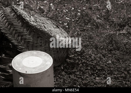 Effetto seppia intrecciato paniere di canapa in appoggio sul terreno Foto Stock