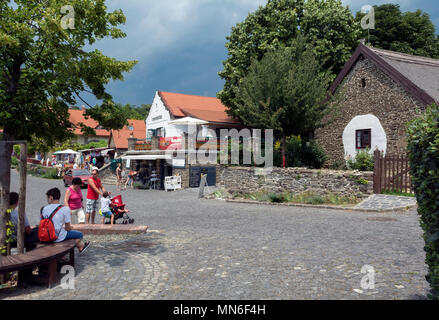 Vista della strada principale del centro di Tihany. Tihany è un villaggio storico sulla riva settentrionale del Lago Balaton sulla Penisola di Tihany. Foto Stock
