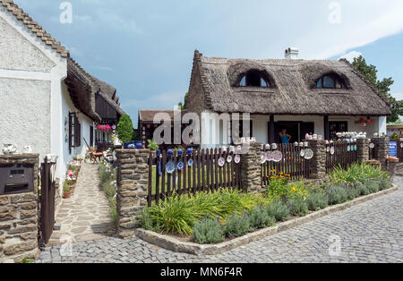 Folcloristica vecchie case con artigianato popolare negozi di ceramica in Tihany al lago di Balaton, Ungheria. Foto Stock