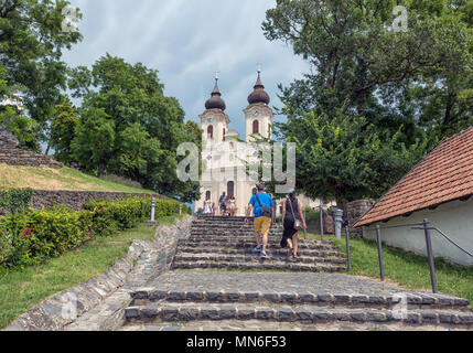 Vista dell'Abbazia Benedettina di Tihany, Ungheria,dalla strada principale Foto Stock