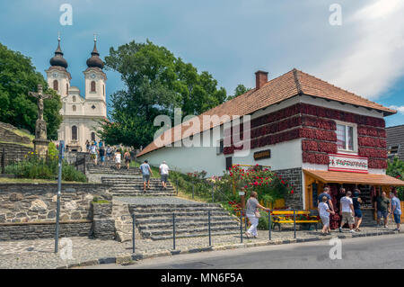 Vista dell Abbazia Benedettina di Tihany,dalla strada principale del villaggio storico.diritto su un negozio di souvenir del famoso ungherese di pepe rosso. Foto Stock