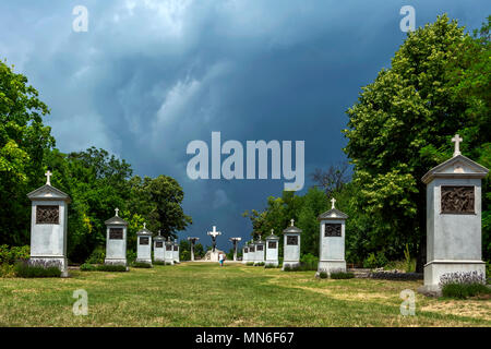 Calvario monumento vicino la benedettina ABBAZIA DI Tihany, composta da tre pilastri con crocifisso figure. Foto Stock