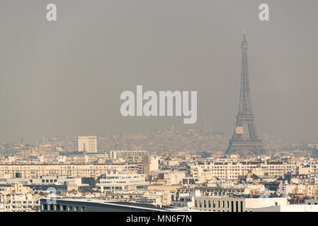 Vista aerea della torre Eiffel nella nebbia a Parigi. Città inquinamento atmosferico concetto Foto Stock