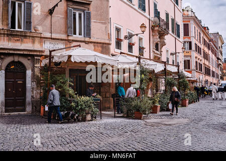 Italia, Roma, 22 Marzo / 2018 Trastevere, piazza con i pub e le tipiche costruzioni Foto Stock