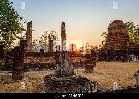 Sukhothai Historical Park dintorni di sunrise, Thailandia Foto Stock