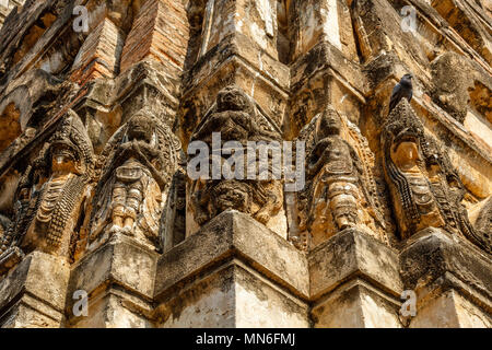 Scultura in pietra a Wat Si Sawai, Sukhothai Historical Park, Thailandia Foto Stock