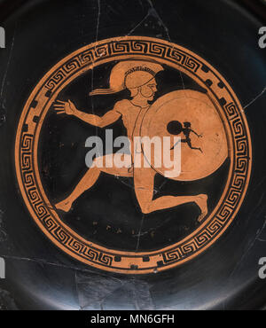 Berlino. Germania. Altes Museum. Attico a figure rosse / coppa Kylix, Oplita Runner, Antifona pittore, argilla, ca. 490 BC. Da Tarquinia, Italia. Trinkschale Foto Stock
