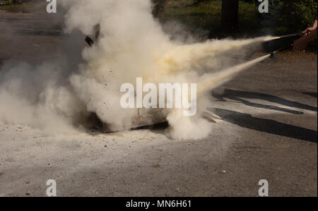 Base di lotta antincendio e di evacuazione esercitazione antincendio con formazione di simulazione per la sicurezza in un condominio o in fabbrica Foto Stock