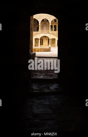 Visualizzare attraverso tunnel di ingresso a Emiro Bachir Chahabi Palace Beit ed-cenare sul monte Libano Medio oriente, Libano Foto Stock