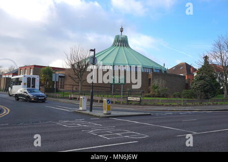 Chiesa dei Martiri Inglesi all'angolo di Chalkhill Rd e Blackbird Hill, Needden, Londra, Inghilterra, Regno Unito Foto Stock