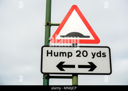 Rosso cartello stradale triangolare avvertenza per strada le gobbe davanti, England, Regno Unito Foto Stock