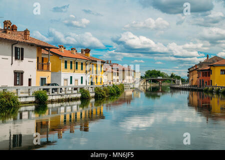 Naviglio Grande canal idrovia passa nei pressi del centro storico e gli edifici colorati di Gaggiano Italia Foto Stock