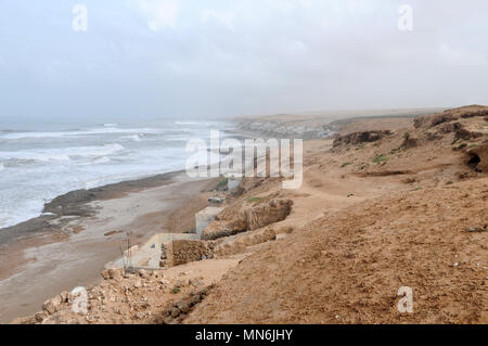 Lato mare proprietà costruita in scogliere lungo la costa dell'Atlantico sulla costa del Marocco Foto Stock