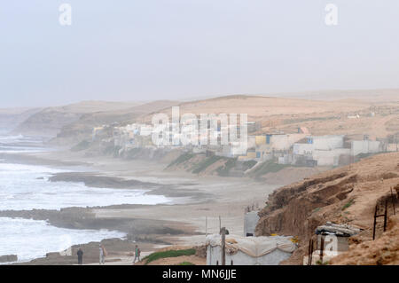 Lato mare proprietà costruita in scogliere lungo la costa dell'Atlantico sulla costa del Marocco Foto Stock