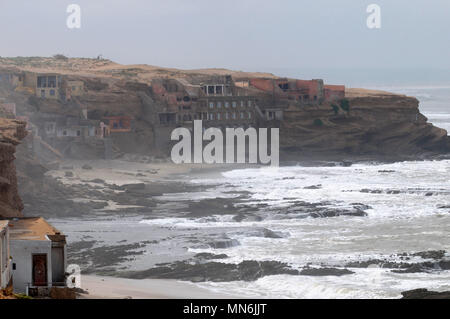 Lato mare proprietà costruita in scogliere lungo la costa dell'Atlantico sulla costa del Marocco Foto Stock