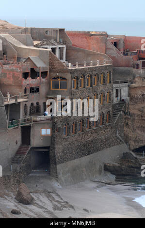 Lato mare proprietà costruita in scogliere lungo la costa dell'Atlantico sulla costa del Marocco Foto Stock