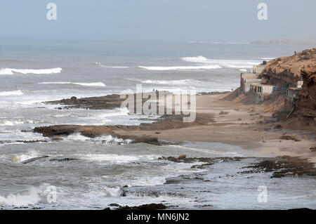 Lato mare proprietà costruita in scogliere lungo la costa dell'Atlantico sulla costa del Marocco Foto Stock