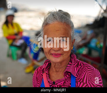 Signora tailandese la gestione di unità di spiaggia che fornisce sedie a sdraio, cibo e bevande. Pattaya Thailandia Foto Stock