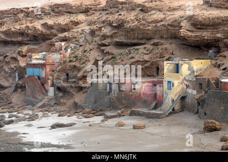 Lato mare proprietà costruita in scogliere lungo la costa dell'Atlantico sulla costa del Marocco Foto Stock