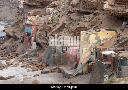 Lato mare proprietà costruita in scogliere lungo la costa dell'Atlantico sulla costa del Marocco Foto Stock