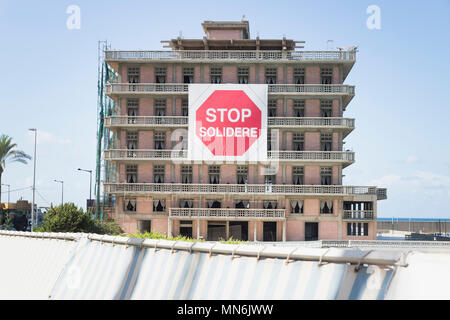 St George hotel con il segno di protesta di stop solidere a Beirut, Libano Foto Stock