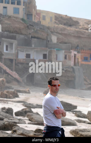 Lato mare proprietà costruita in scogliere lungo la costa dell'Atlantico sulla costa del Marocco Foto Stock