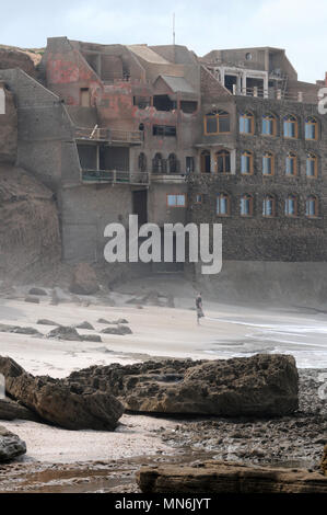 Lato mare proprietà costruita in scogliere lungo la costa dell'Atlantico sulla costa del Marocco Foto Stock