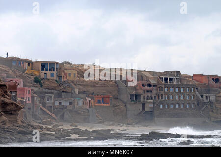 Lato mare proprietà costruita in scogliere lungo la costa dell'Atlantico sulla costa del Marocco Foto Stock