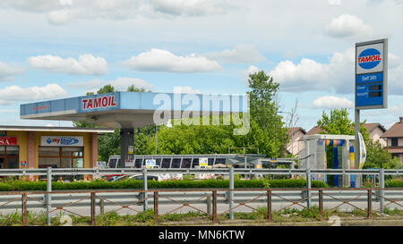 Tamoil stazione di gas prezzi vicino a Milano. Tamoil è parte di Oilinvest. Come di 2013 Tamoil aveva 2,462 nelle stazioni di servizio. Foto Stock