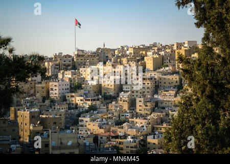 Vista sul vecchio Amman con una bandiera della Giordania Foto Stock